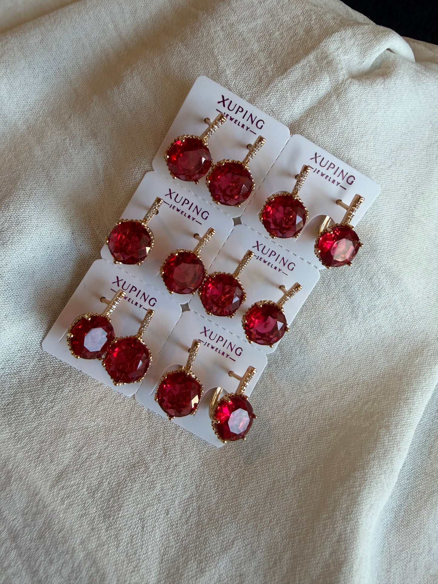 Arete redondo rojo en 18k