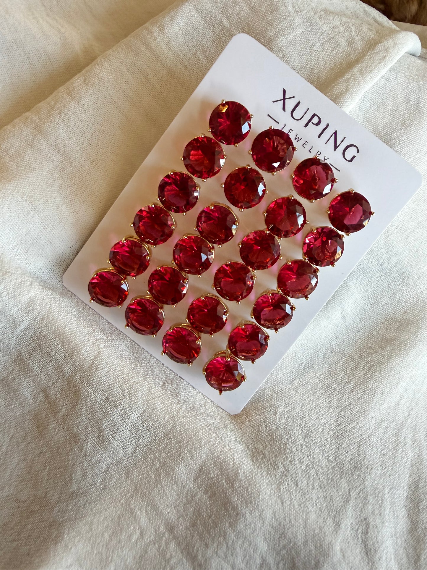 Stud grande rojo en Oro Laminado