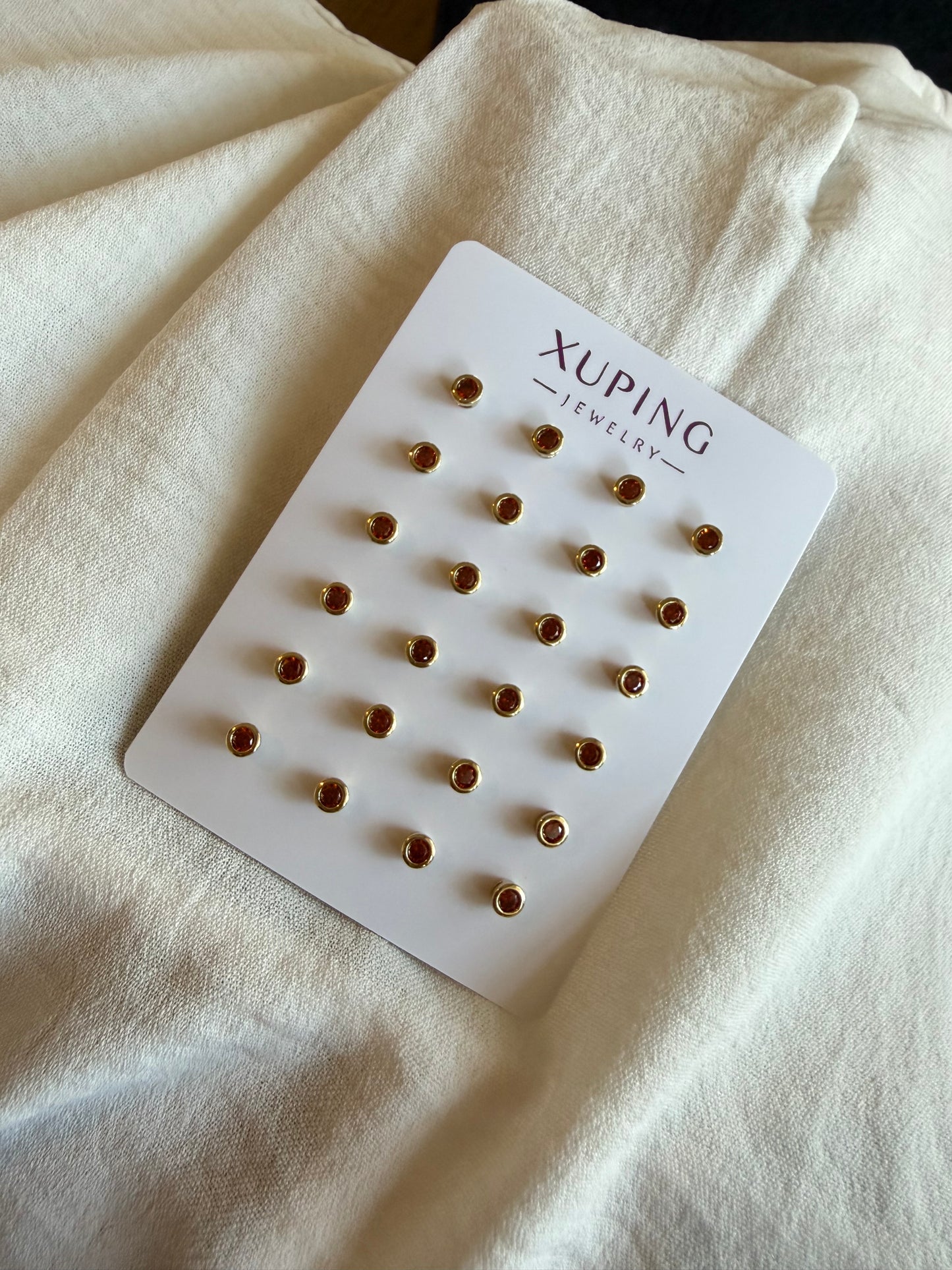 Stud anaranjado mini en Oro Laminado