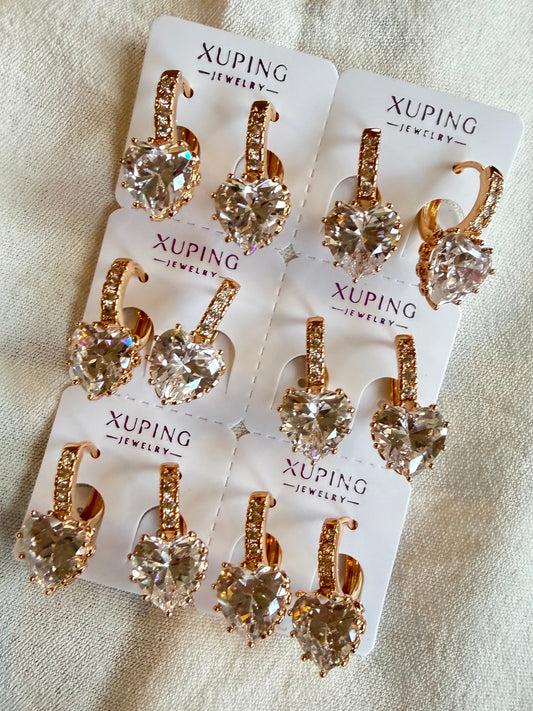 Hoop con corazón colgado en 18k