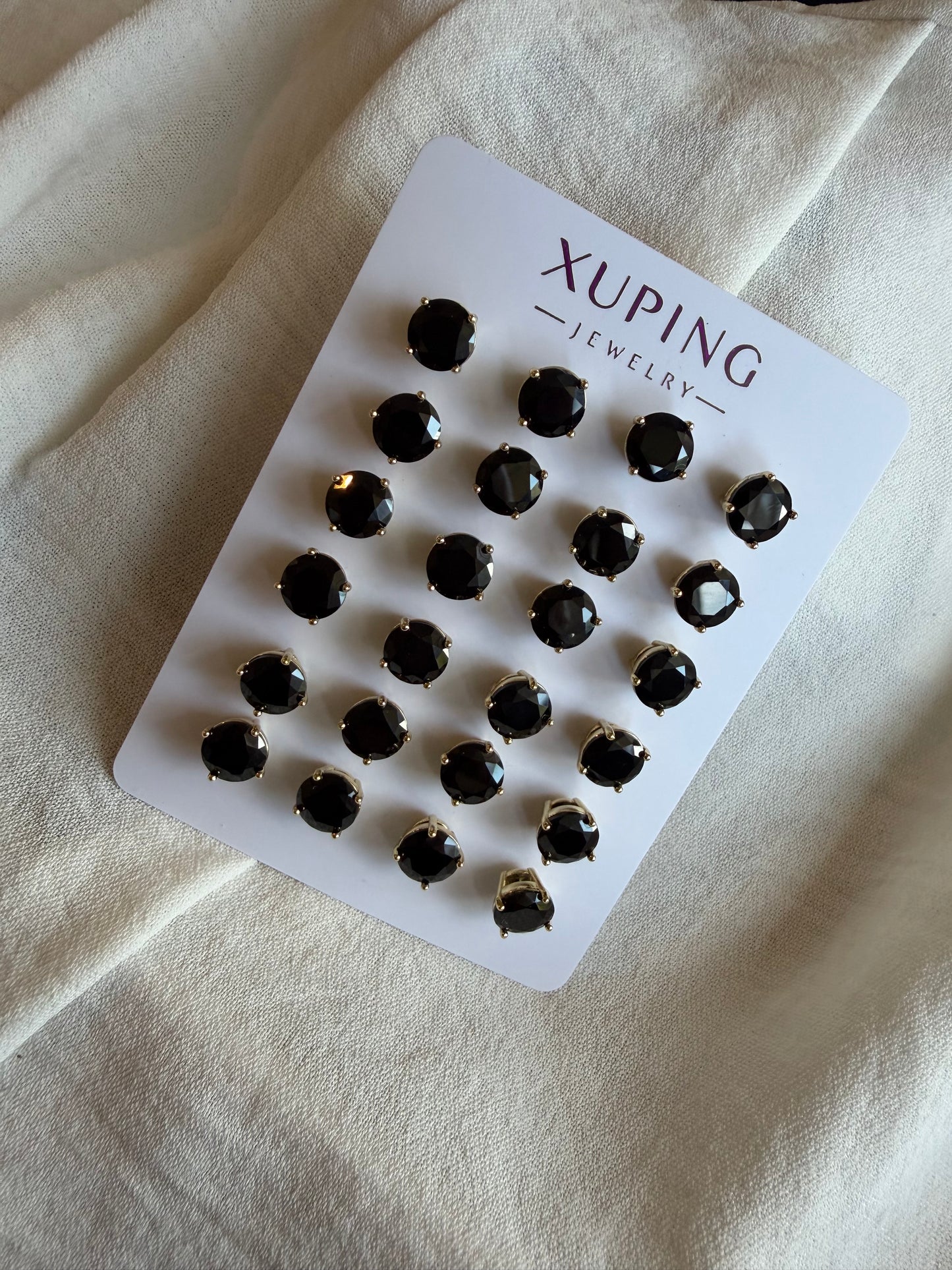 Stud negro en Oro Laminado