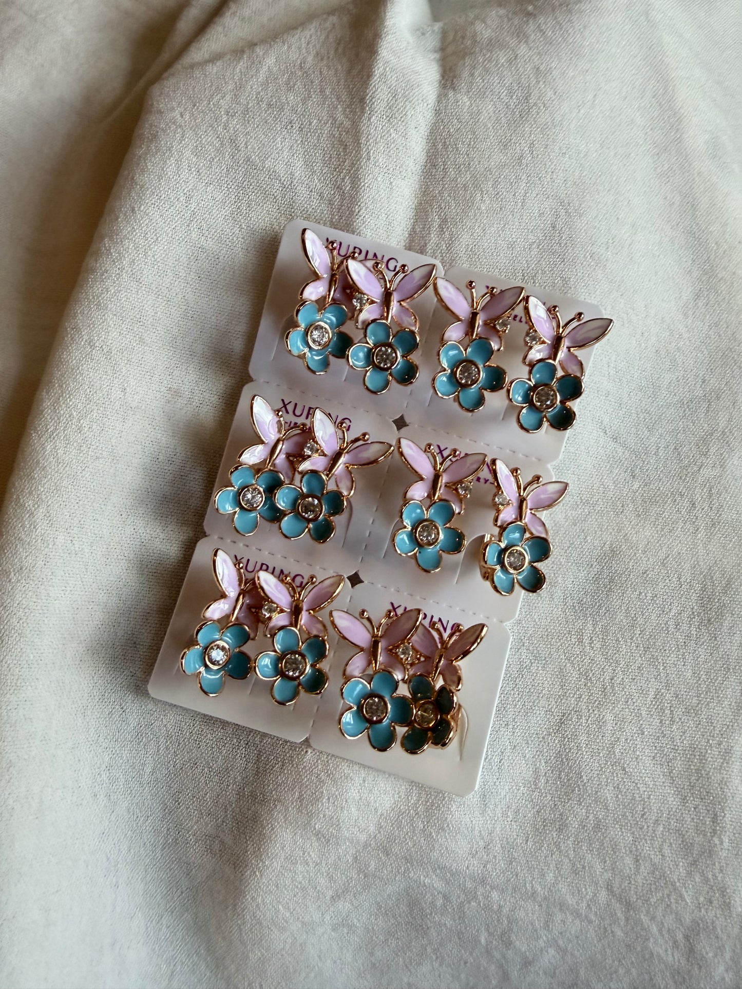 Hoop de mariposa con flor en 18k
