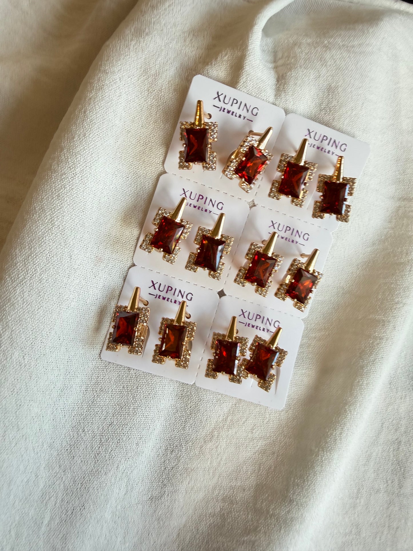 Arete cuadrado rojo en 18k