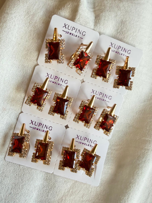 Arete cuadrado rojo en 18k